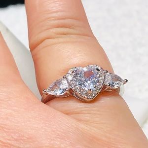 💍Sterling heart ring with pear side stones -STUNNING
